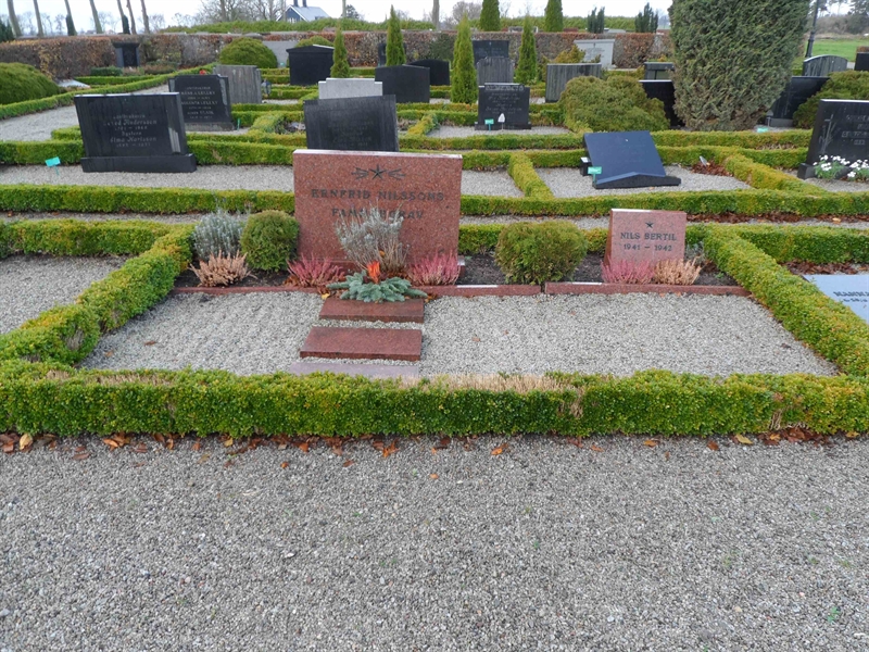 Grave number: ÖTN NMK4     7, 8, 9