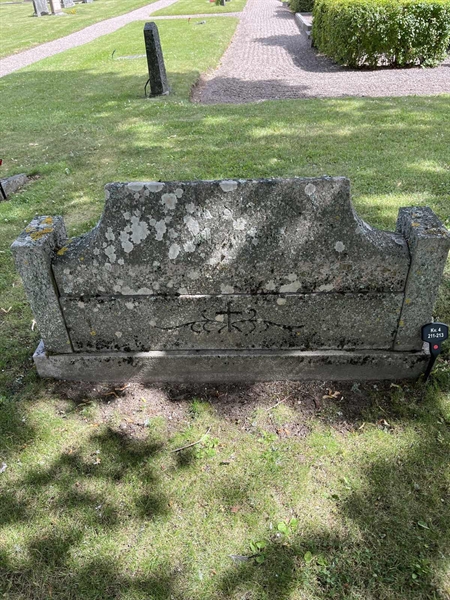 Grave number: 33 4   211-213