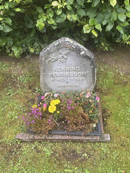 Grave number: 002 2   508