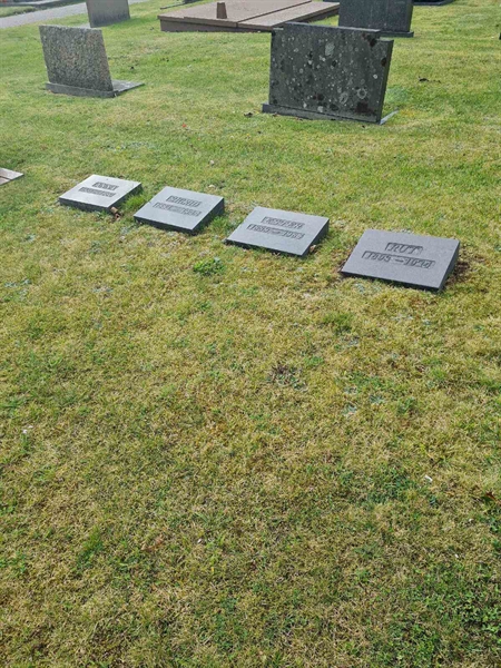 Grave number: F 04   132, 133