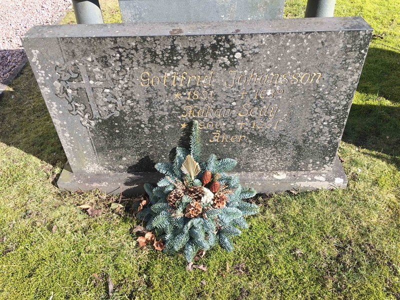 Grave number: 2 B   001