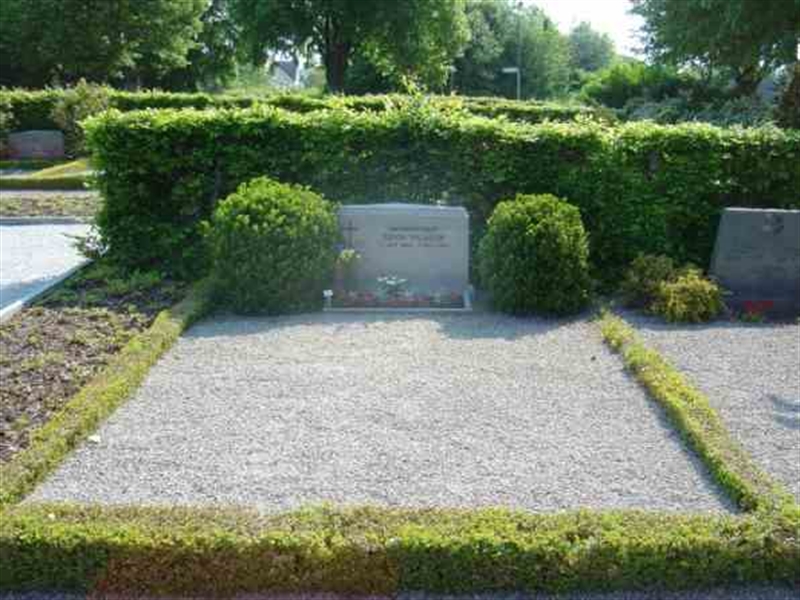 Grave number: FJ N 2F    44-47