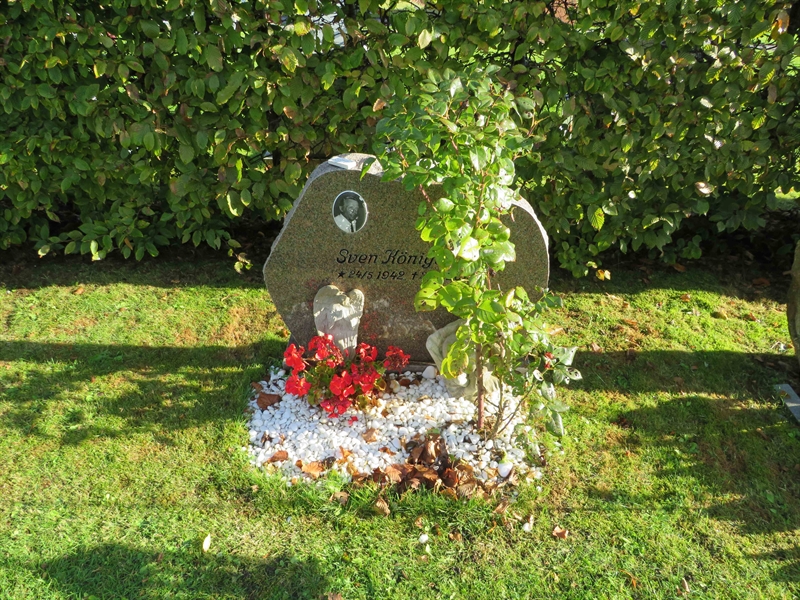 Grave number: 1 12   25