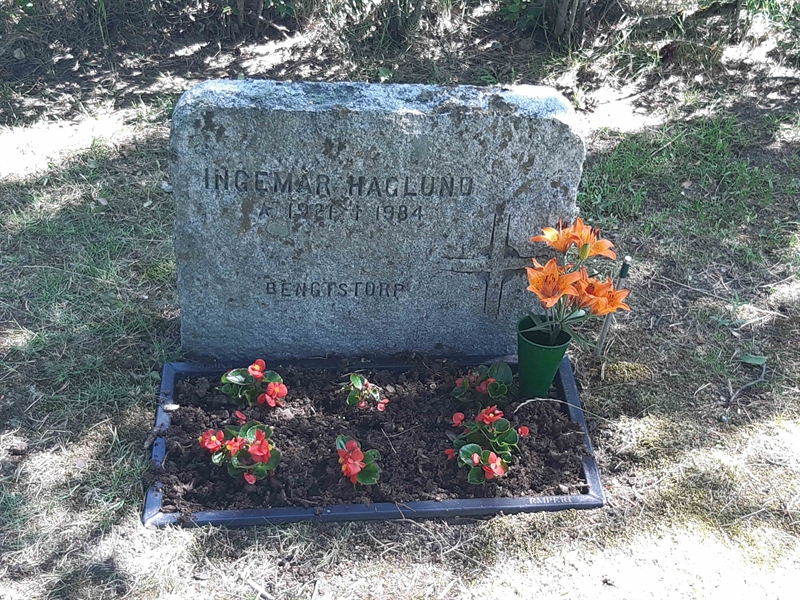 Grave number: VI 05   832
