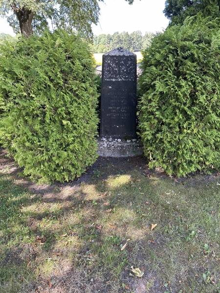 Grave number: 2 G  675-677