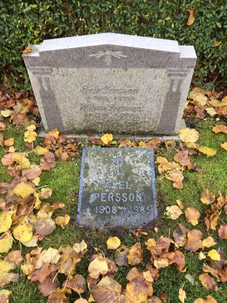 Grave number: 1 10   677-679