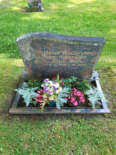 Grave number: Jä 06    32-33