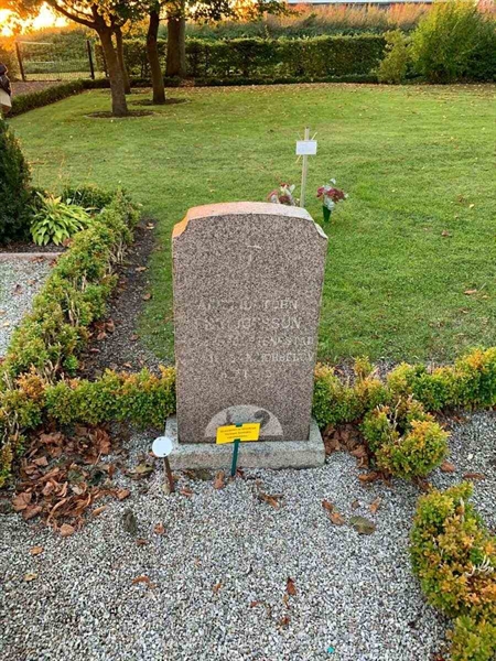 Grave number: KN H     37