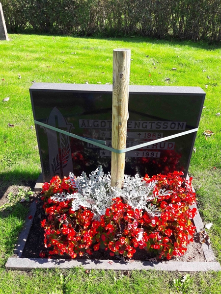 Grave number: TÖ 3    72