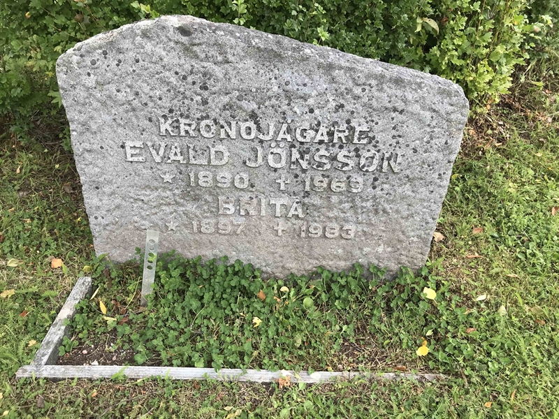 Grave number: UN E   140, 141