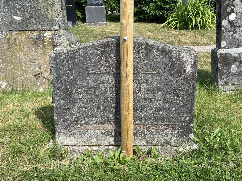 Grave number: 8 1 02   125-127