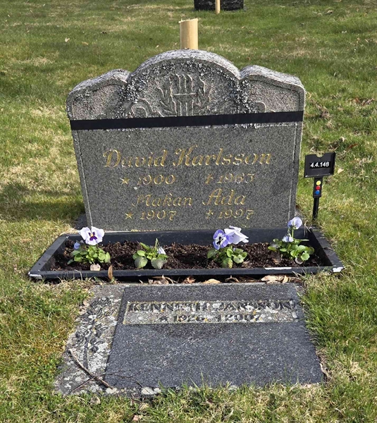 Grave number: 4 4   148