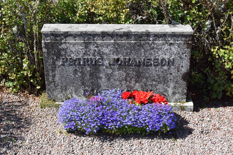 Grave number: 2 Å     2