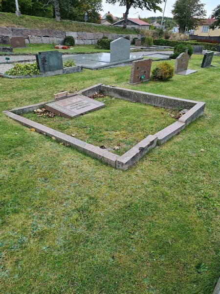 Grave number: F 04   196, 197