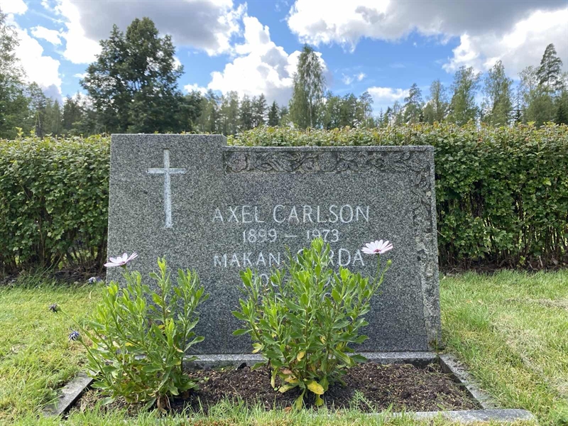 Grave number: 1 18 11, 12
