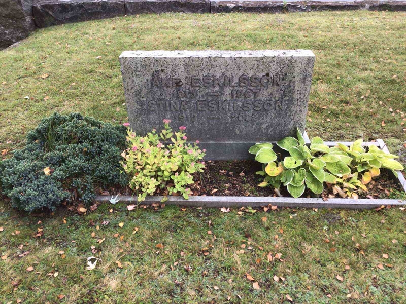Grave number: 20 F   306-307