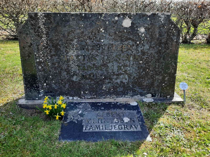 Grave number: VN E    30-32