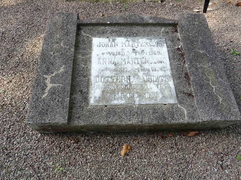 Grave number: BK E   104, 105, 106