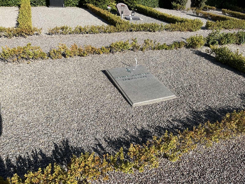 Grave number: NK E 137-139