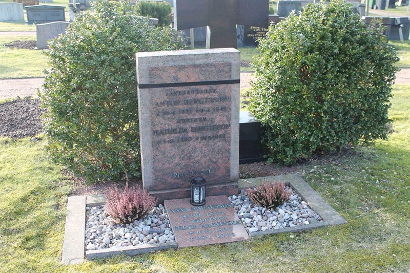 Grave number: ÖKK 5   194, 195, 196