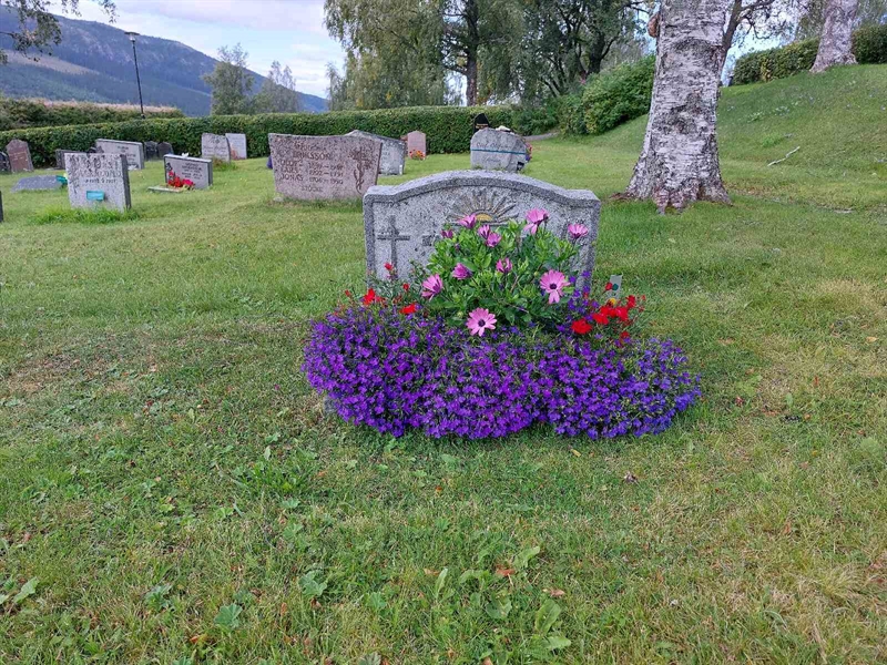 Grave number: K K    75, 76