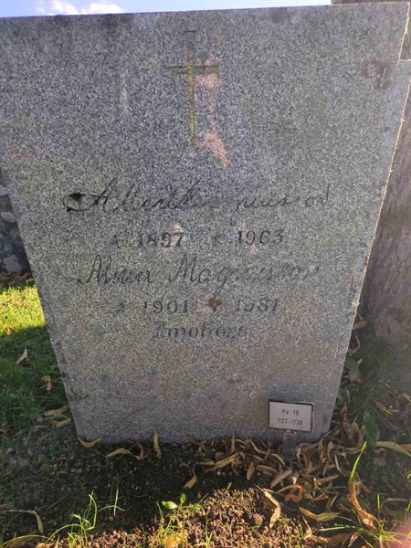 Grave number: 1 19    37-38