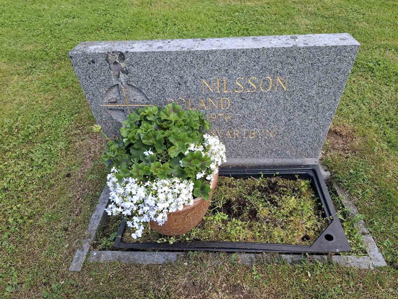 Grave number: 001 2   758
