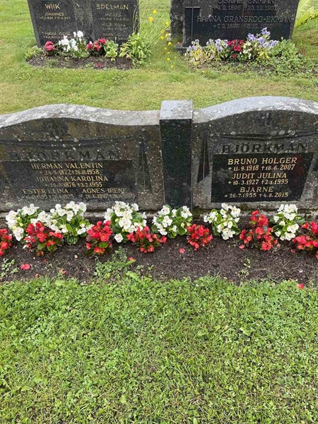 Gravnummer: N 4 4   468-469