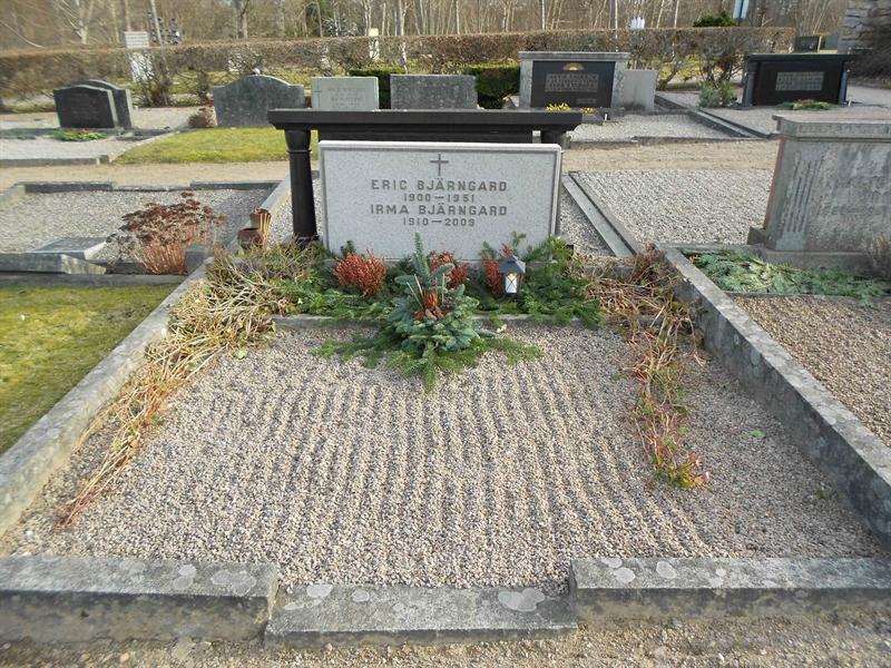 Grave number: NÅ M4    75, 76