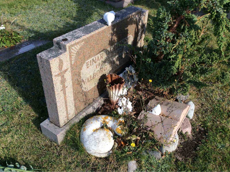 Grave number: F 04    16, 17