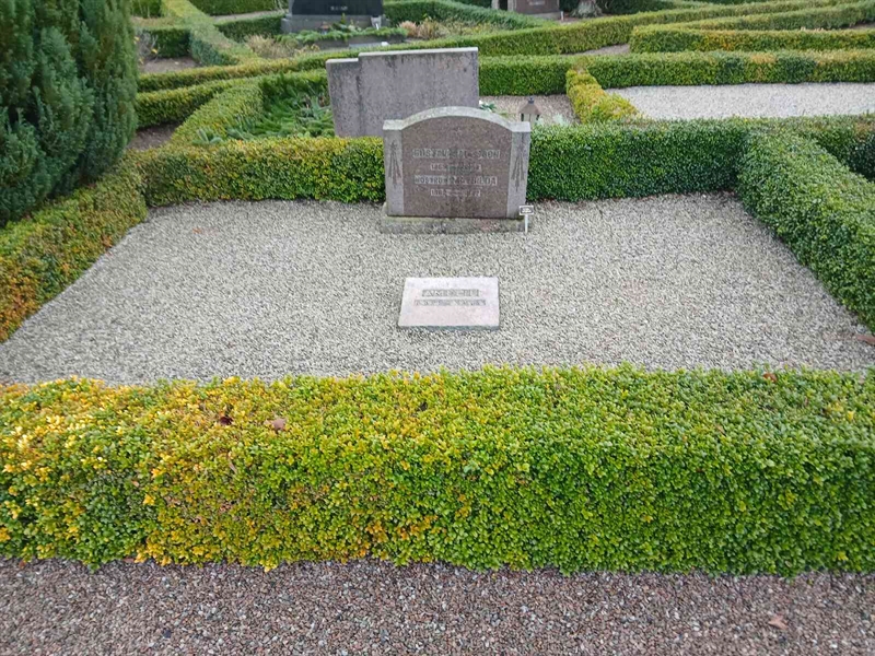 Grave number: Si J    71, 72, 73