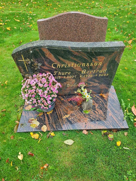 Grave number: K2 02   114, 115