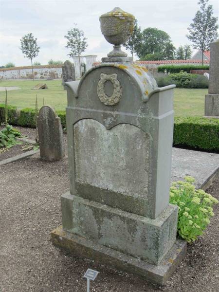 Grave number: MAG 02    11