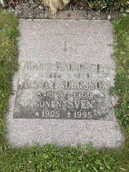 Grave number: R 01    16, 17