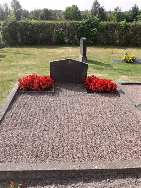 Grave number: TÖ 1    32