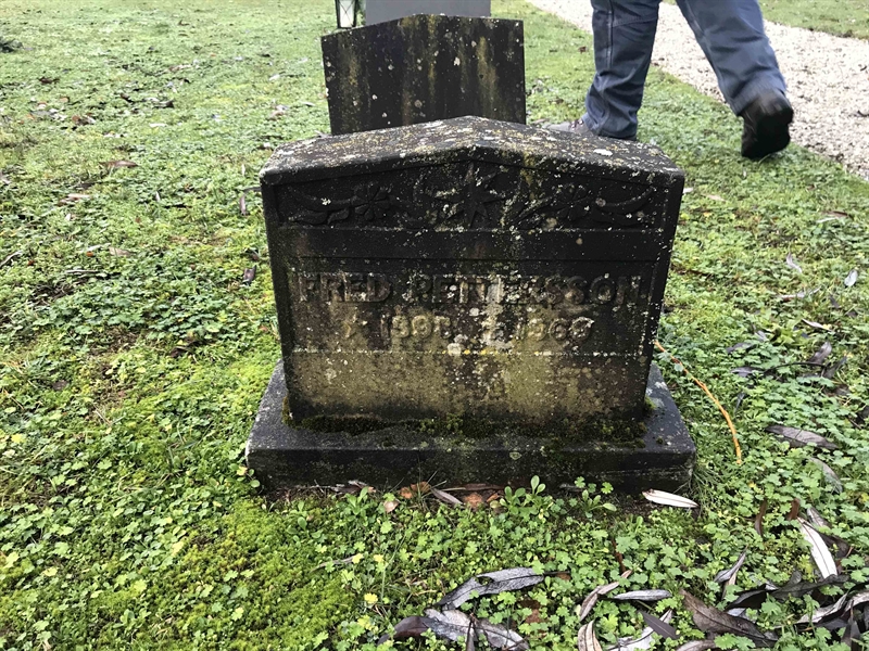 Grave number: L A    49