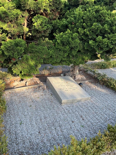 Grave number: NK X 204-205
