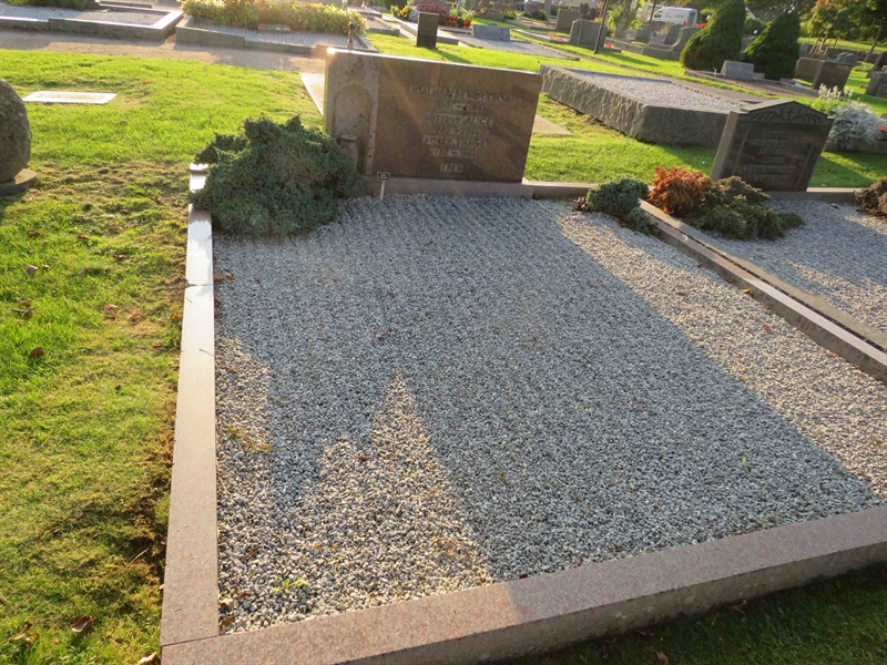 Grave number: 1 06   48