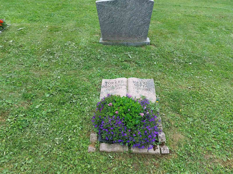 Grave number: FÖ 7   105, 106