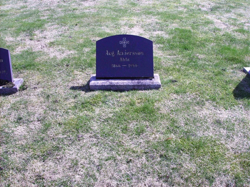 Grave number: LM 3 29  008