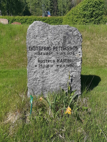 Grave number: KA 09    27-28