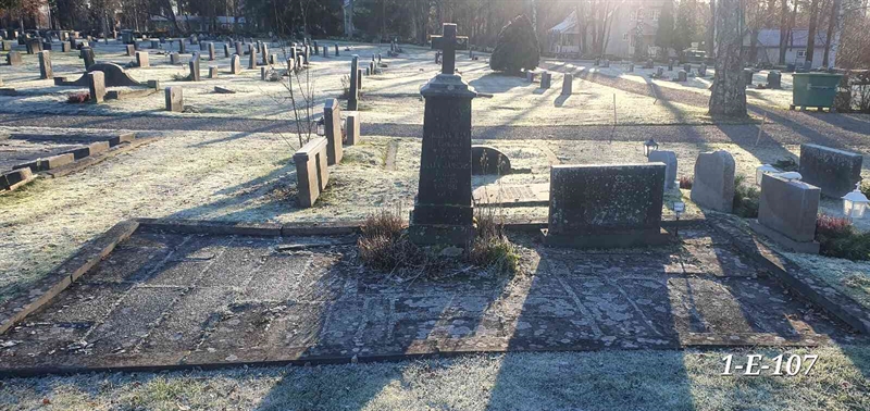Grave number: 1 E   107