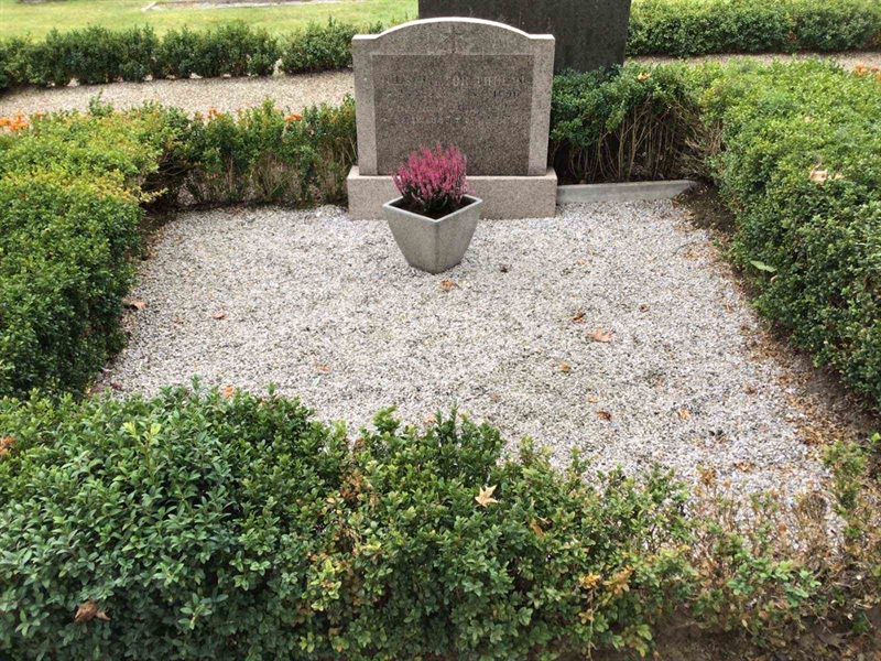 Grave number: 20 F   224-225