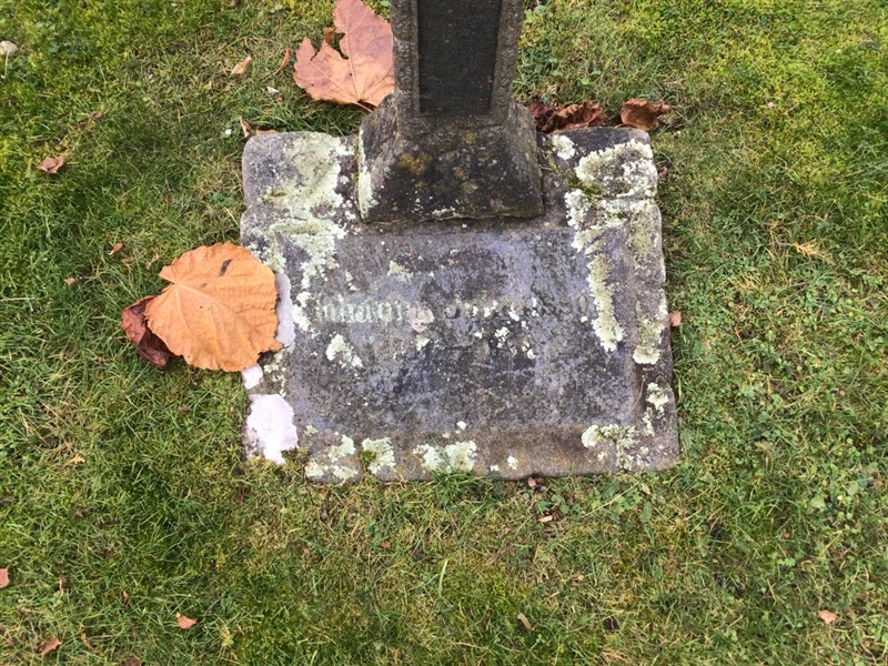 Grave number: LM 3 20  032