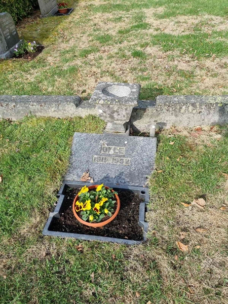 Grave number: 1 03   23