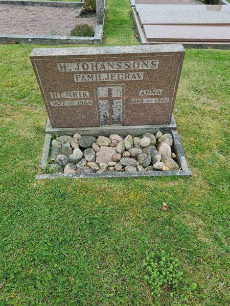 Grave number: F 04   185, 186