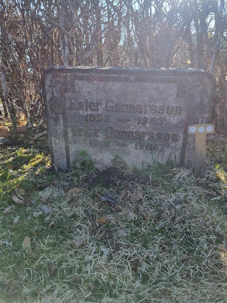 Grave number: 1 25   51