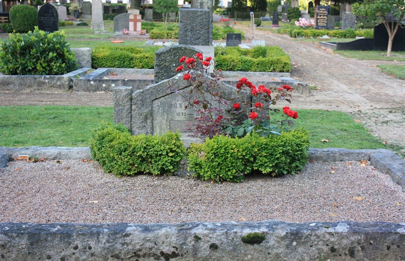 Grave number: Ö 16i   109, 110, 111