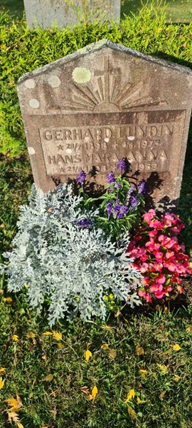 Grave number: M G  121, 122