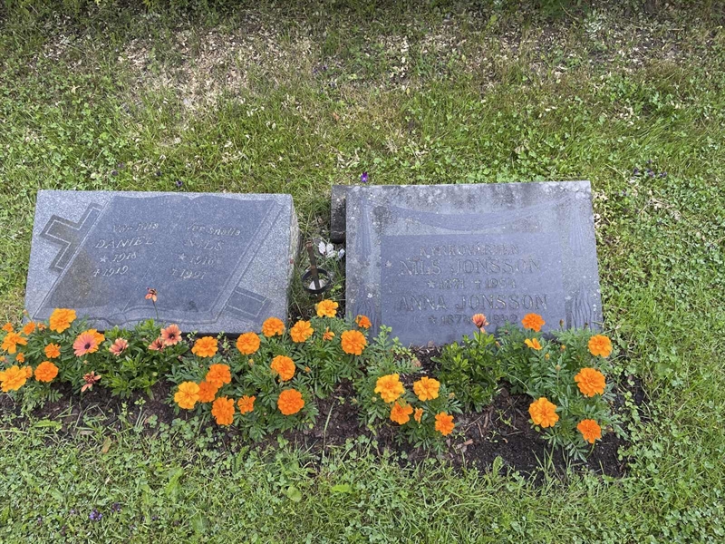 Grave number: R 3     5